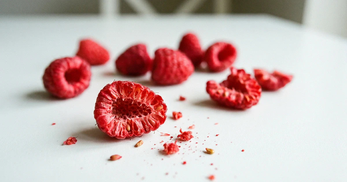Gefriergetrocknete Himbeeren mit intensiver roter Farbe und knuspriger Struktur