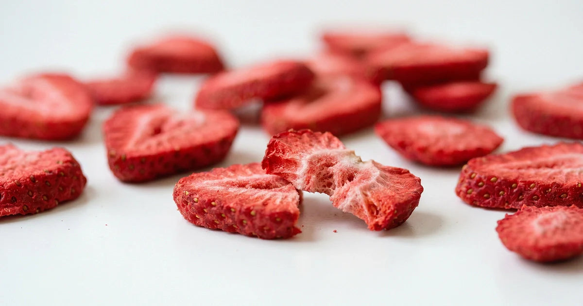 Gefriergetrocknete Erdbeeren in intensiver roter Farbe mit knuspriger Struktur